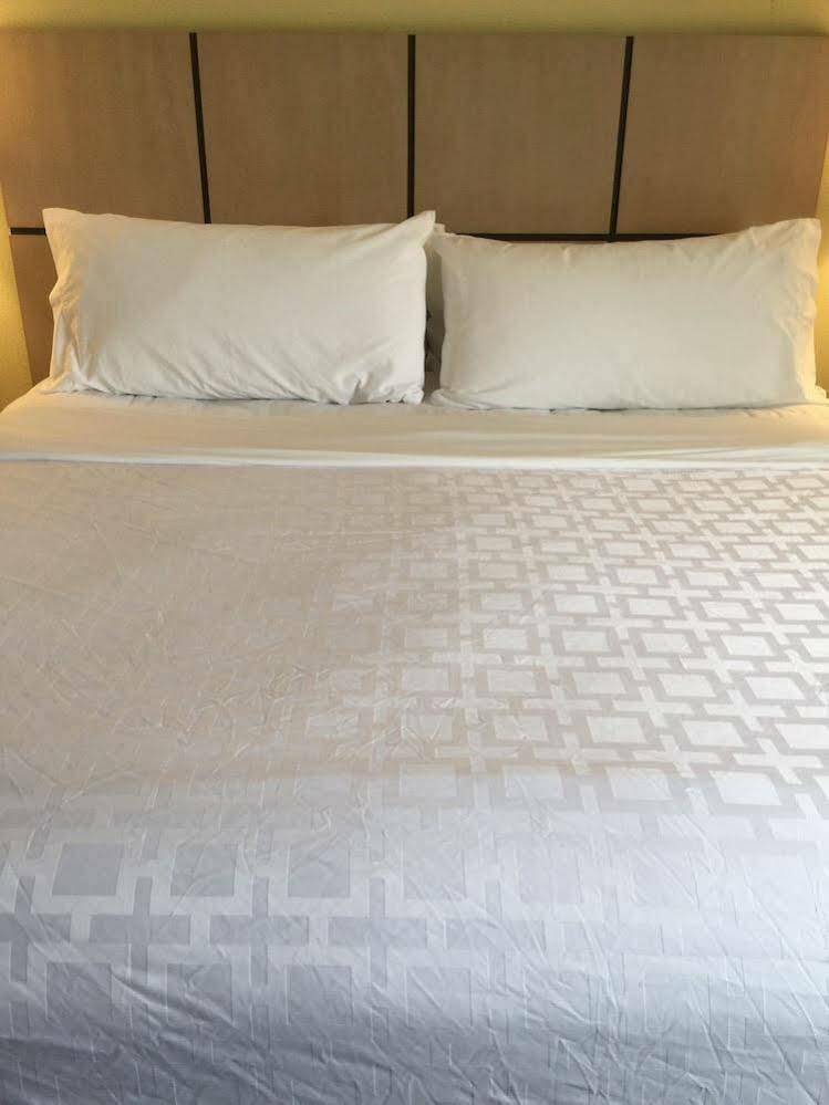 แคนเดิ้ลวูด สวีท ลินคอล์น Hotel ภายนอก รูปภาพ